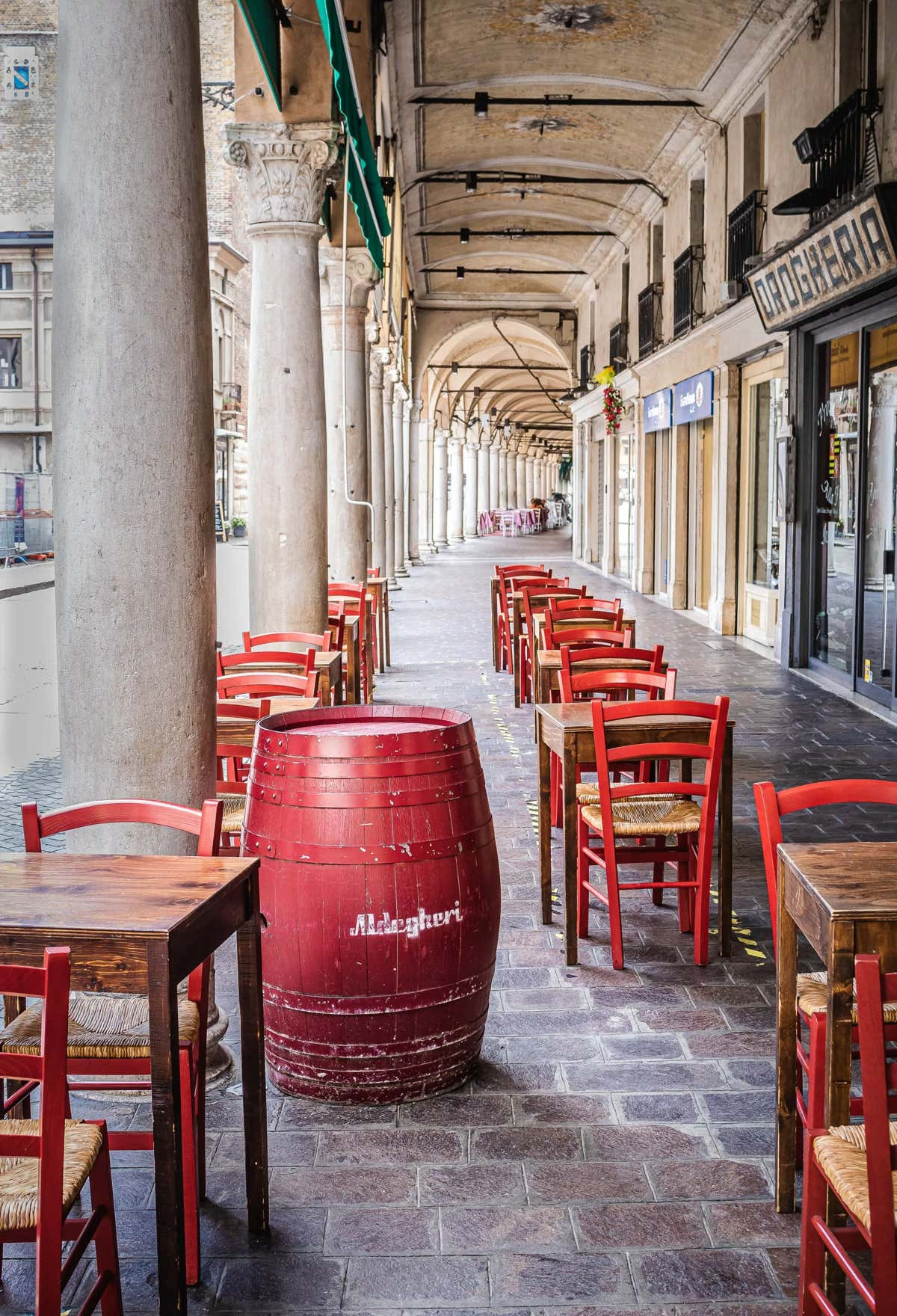 Foto van een straat in Mantova Italie met tafeltjes in het coronajaar 2020.