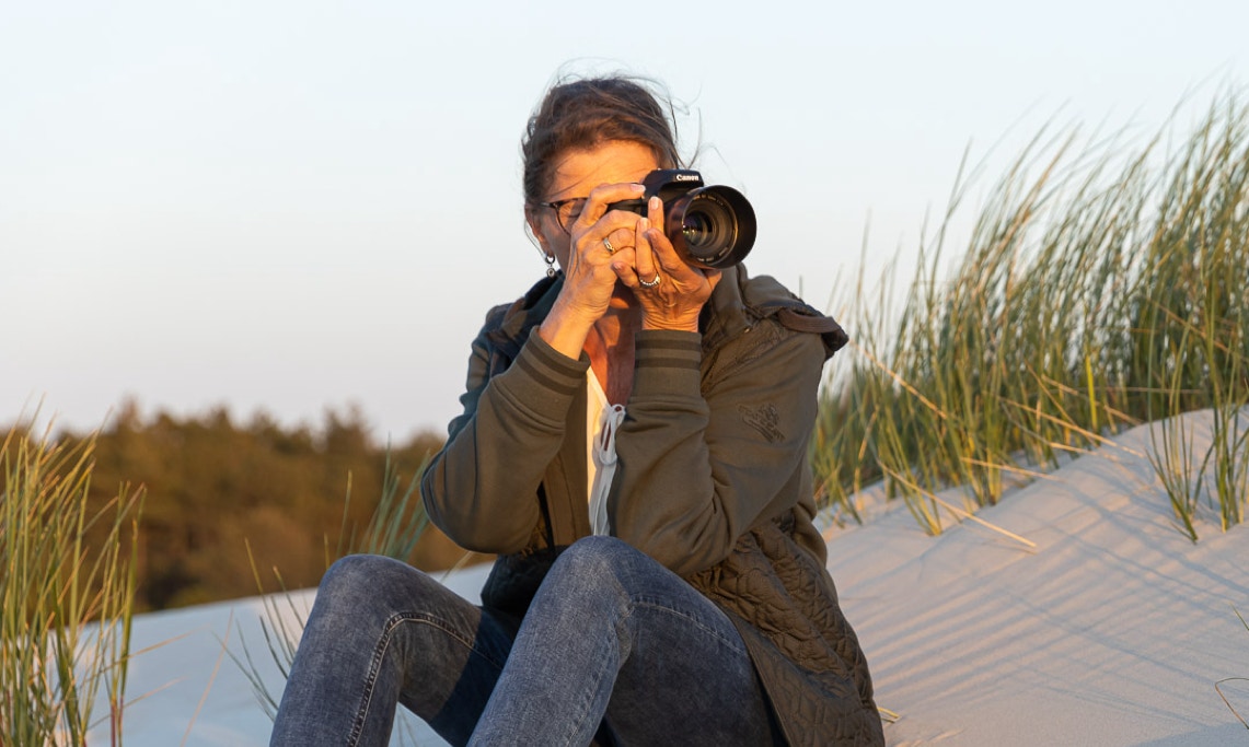 Francis Meinster fotografeert in de duinen bij Egmond aan Zee voor de foto gallerij van Jefra Creations