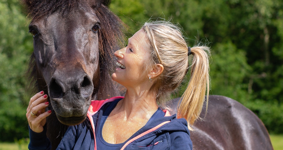 Fotosessie van de band tussen een paard en de eigenaresse.