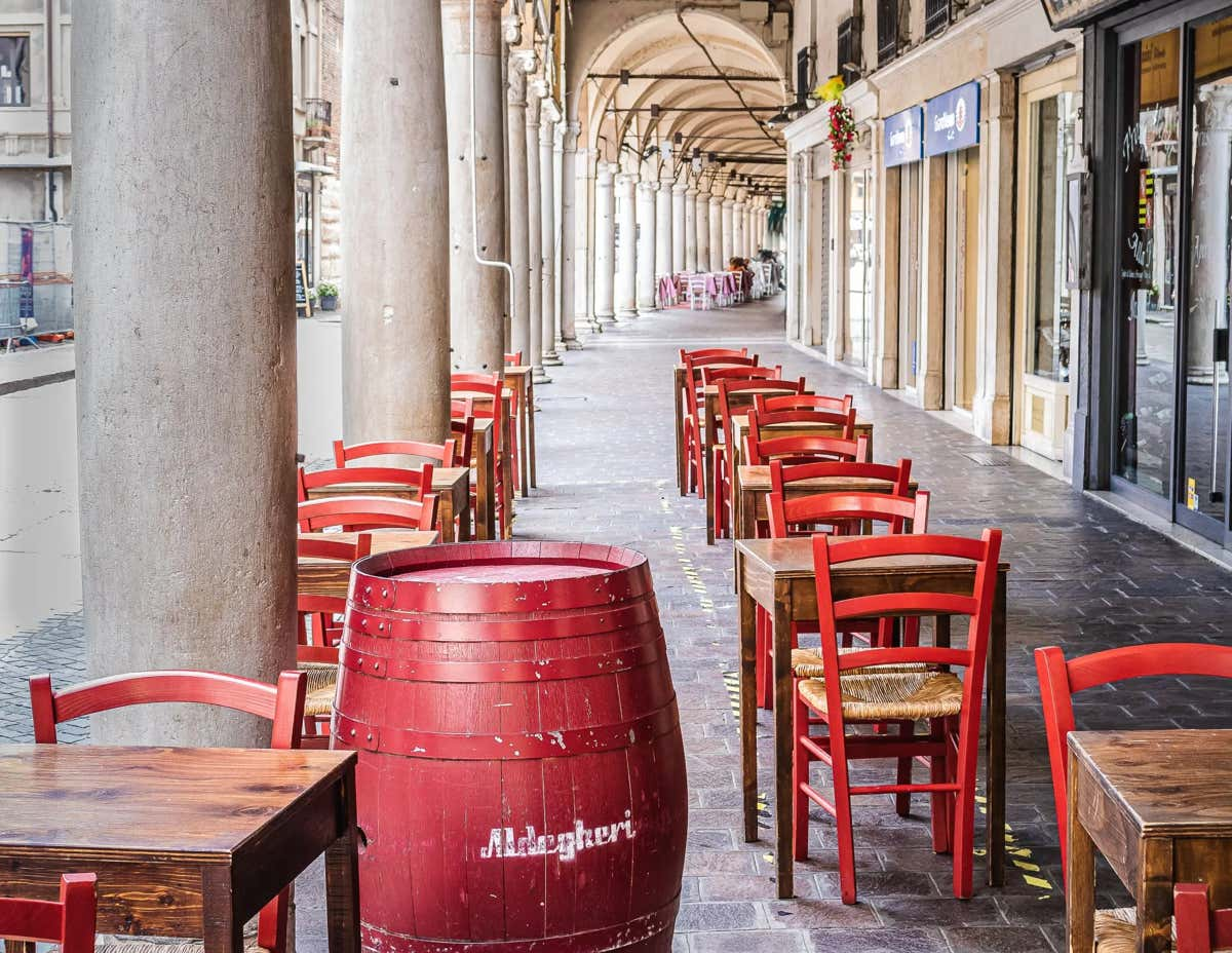 Foto van een verlaten straat in Mantova in Italie tijdens Corona.